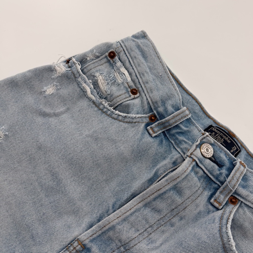 Abercrombie & Fitch High Rise 9” Short Women’s Light Wash Distressed Denim 0 - Picture 3 of 8